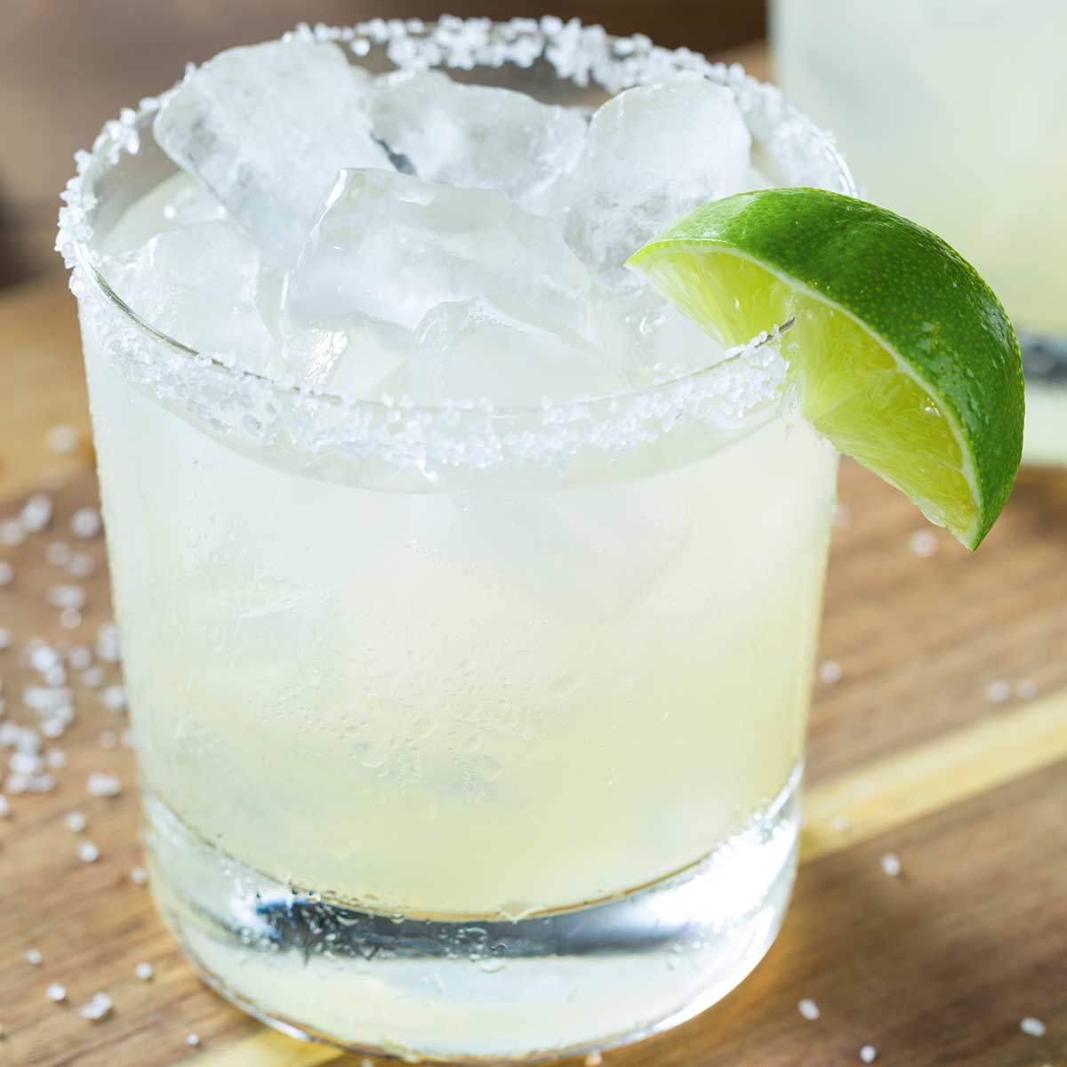 glass of a classic 在图书馆里嗯啊好刺激h with a lime