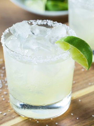 classic 背部疼痛的原因 with salted rim and lime wedge