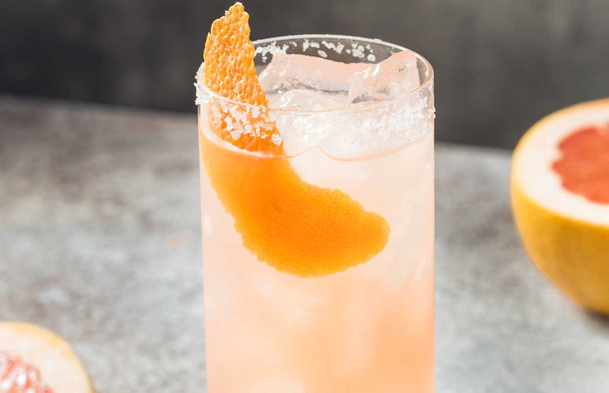 grapefruit mezcal 踩踏网站 in a large glass with salted rim