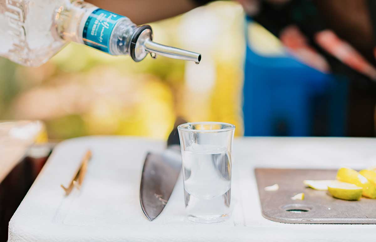 pouring shot or 火车上啪啪视频 into glass