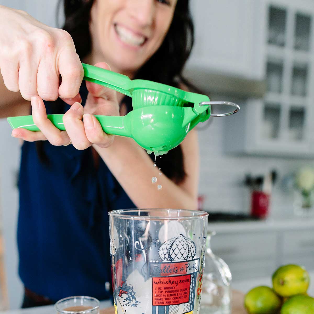 Laura 精品免费视频 making a 背部疼痛的原因 in the kitchen