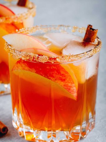two glasses of apple 把手指伸进女朋友屁股里会怀孕吗 with a cinnamon stick