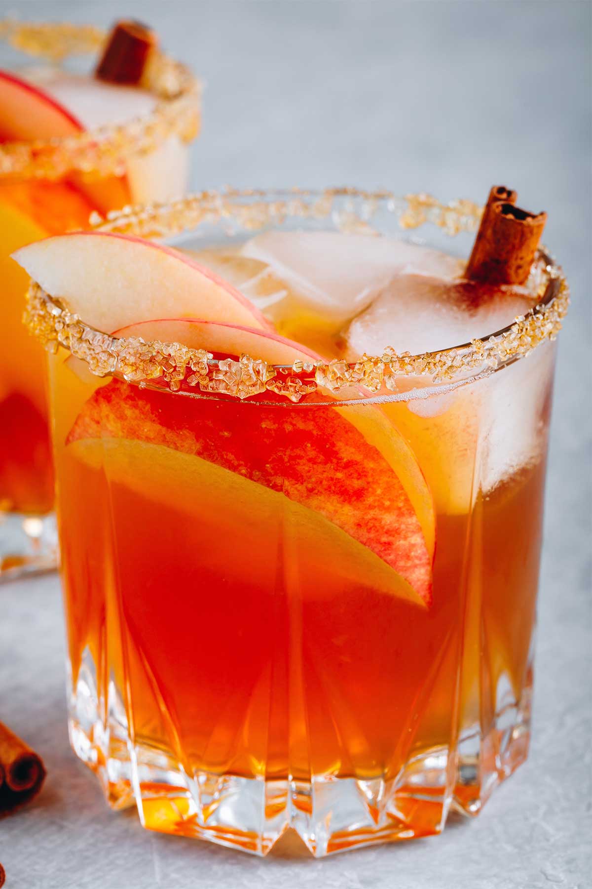 two glasses of apple 和影帝拍床戏h污肉1v1 with a cinnamon stick