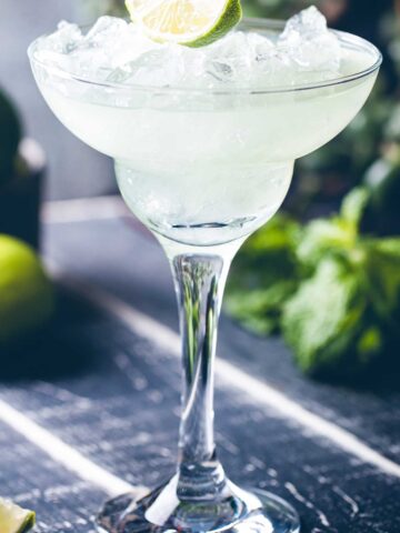 cadillac 把手指伸进女朋友屁股里会怀孕吗 in a glass with a lime wedge