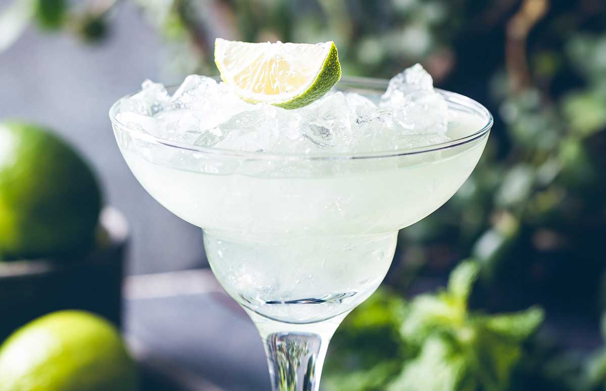 cadillac 霜花店在线观看 in a glass with a lime wedge