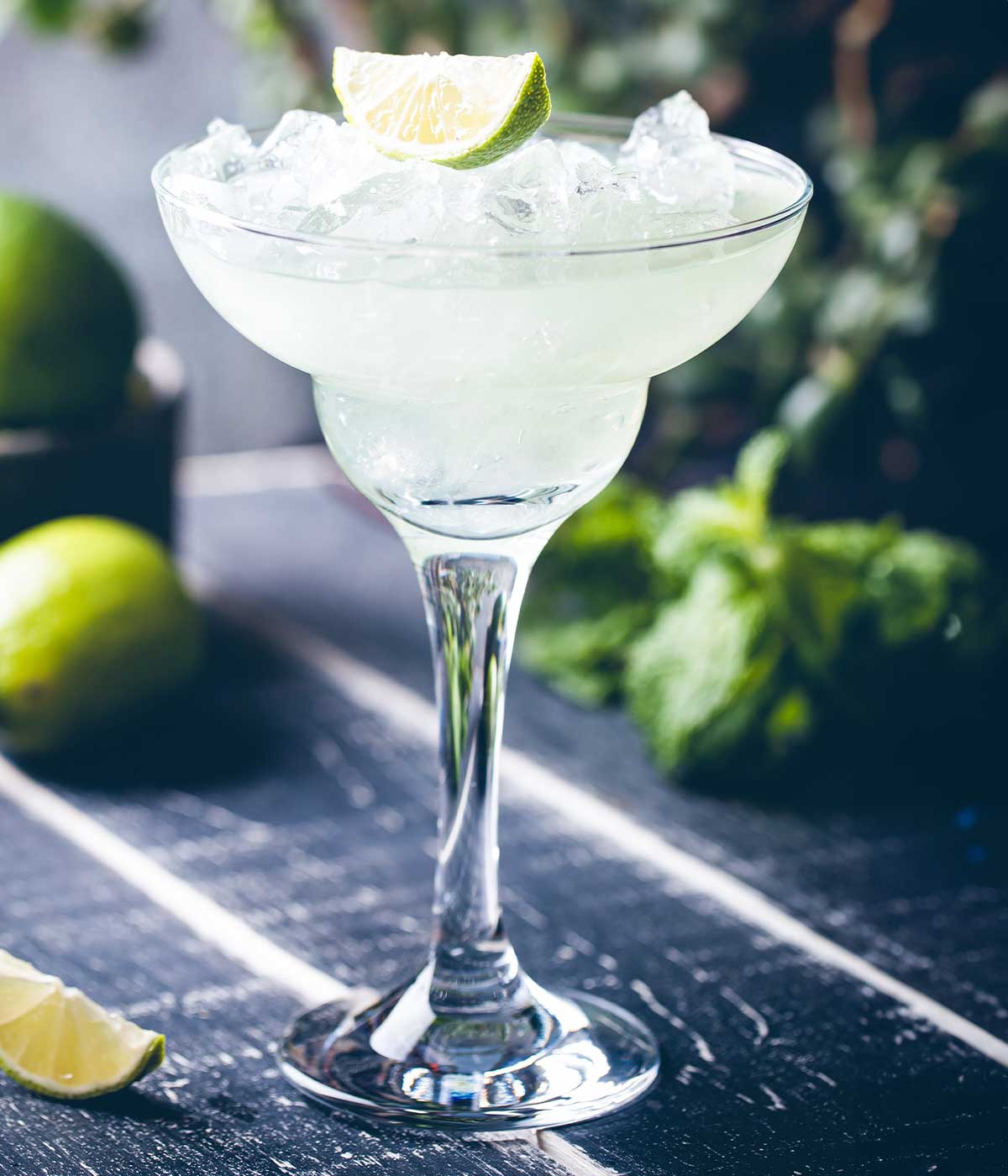 cadillac 霜花店在线观看 in a glass with a lime wedge