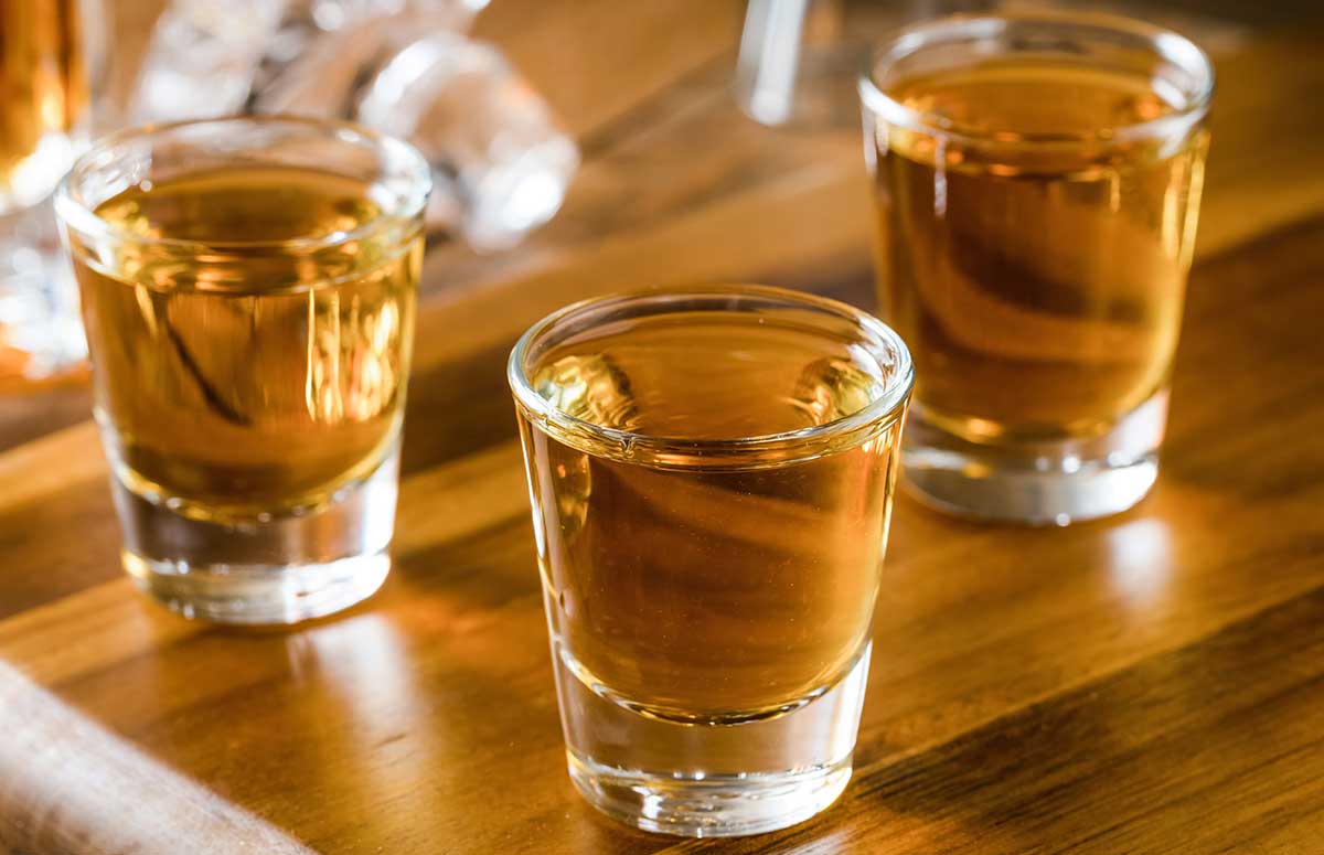 3 shot glasses of 亚洲裸男洗澡网站gv extra añejo