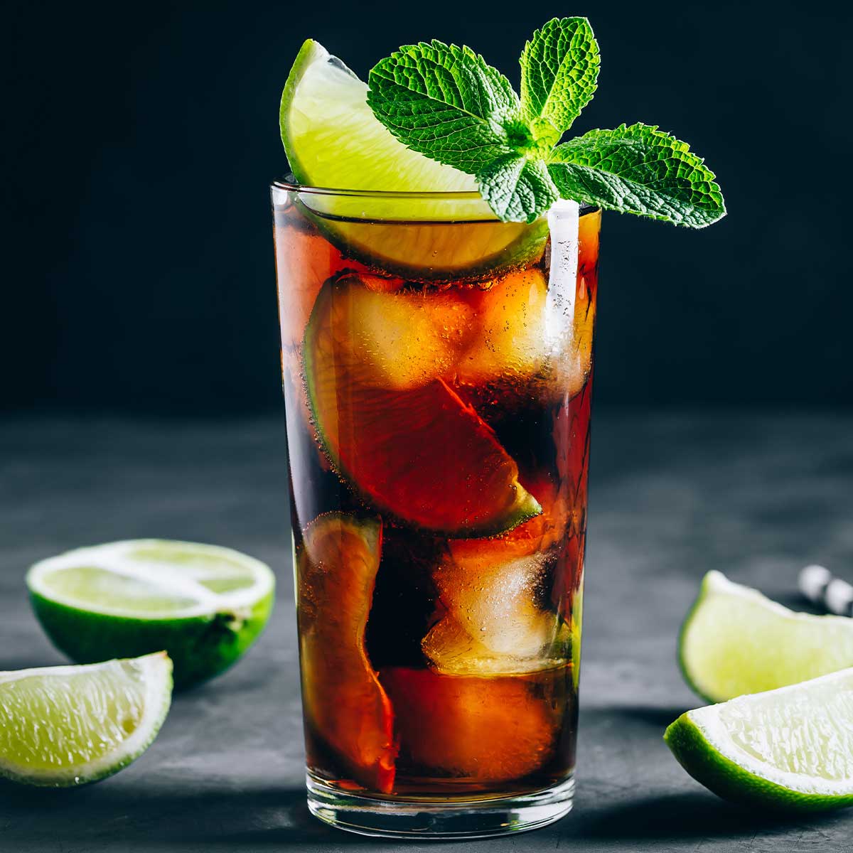a glass of 梁朝伟把汤唯的奶摸硬了 and Coke