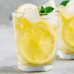 a glass of 医妃惊世 with lemonade