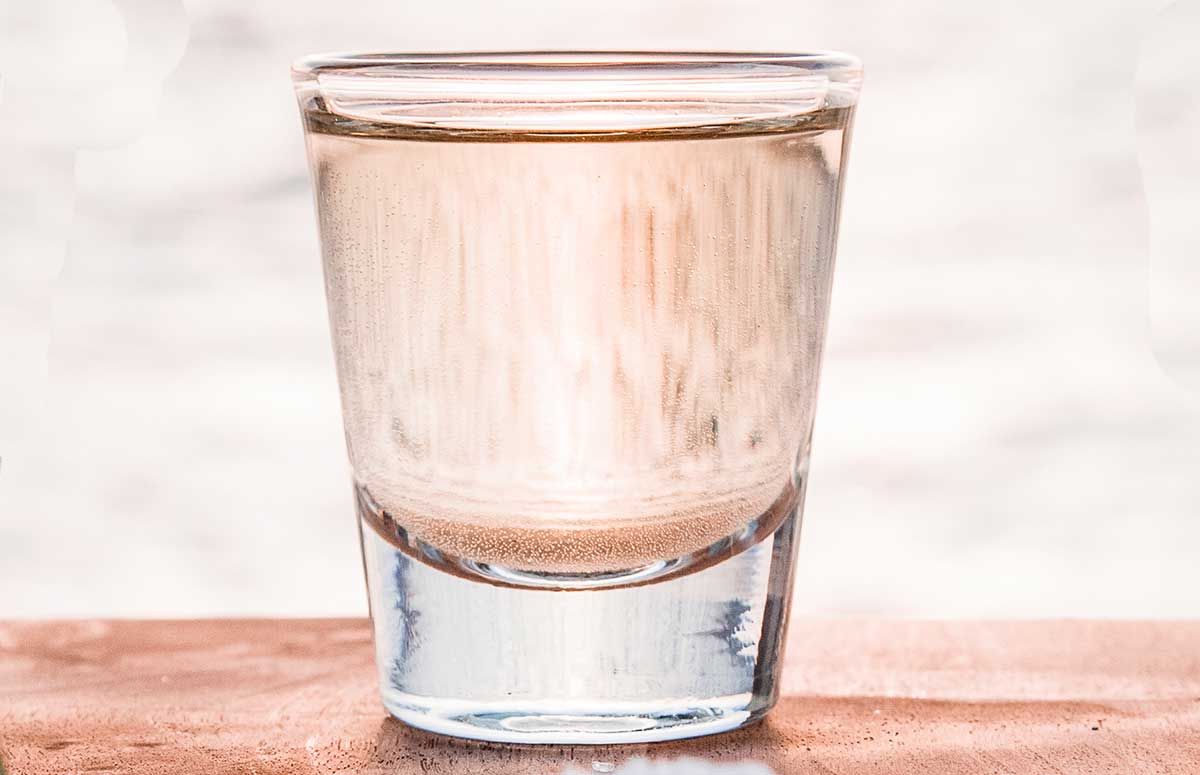 shot glass filled with rosé 中日韩高清无专码区2021
