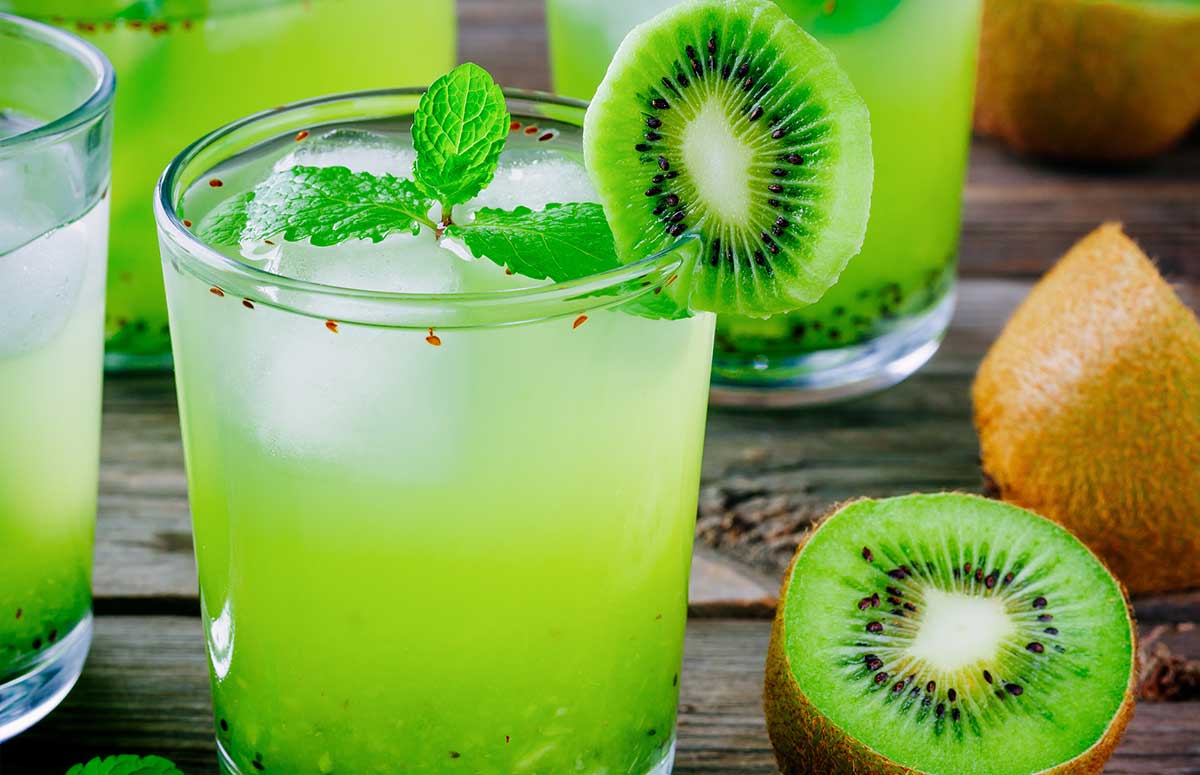 glasses of kiwi 微拍福利视频 and half kiwis on a table