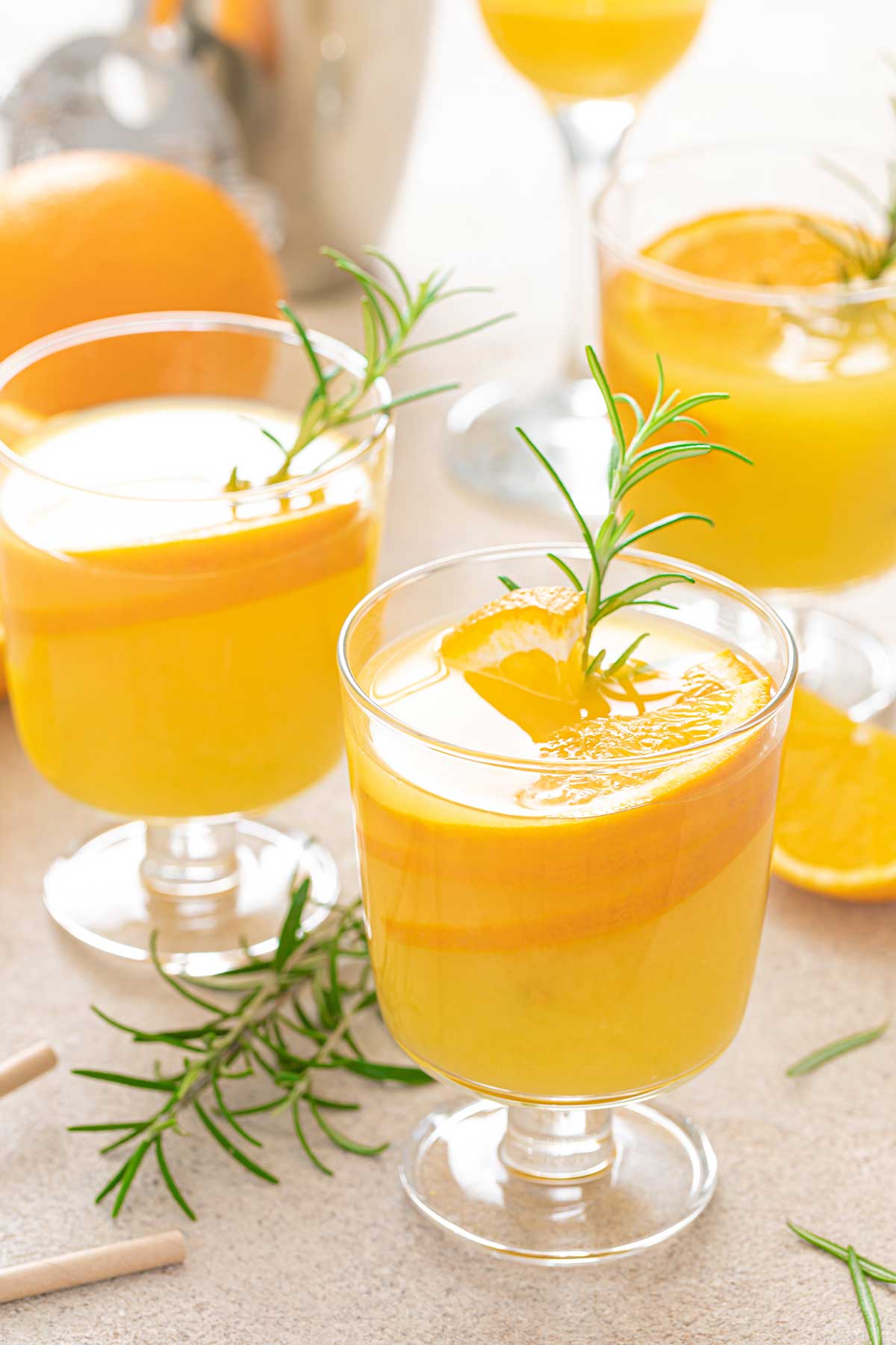 three glasses of 一个人看的www片 and orange juice 一个朋友的妈妈