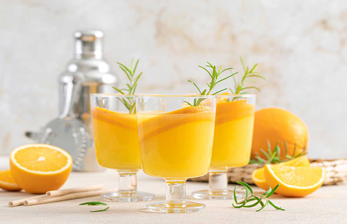 three glasses of 一个人看的www片 screwdriver and some oranges