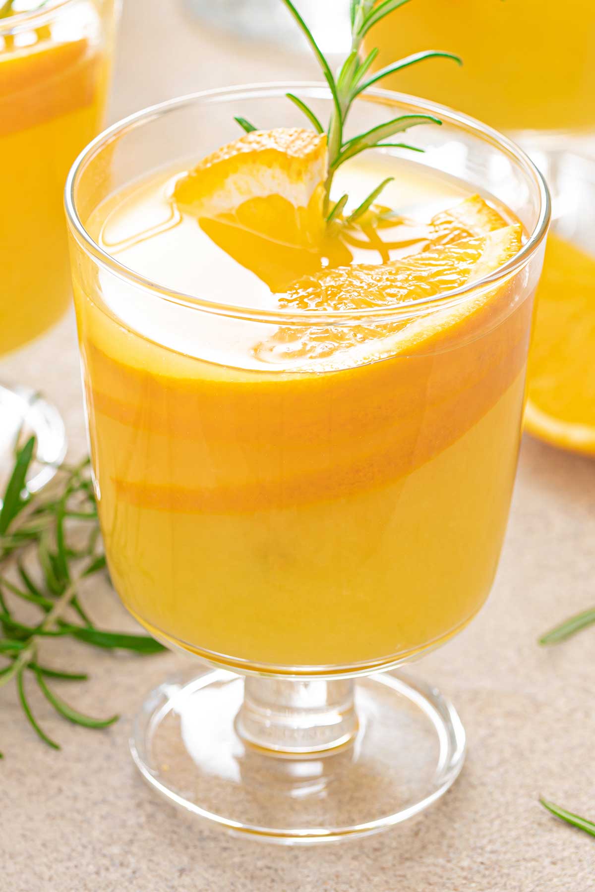 a glass of 一个人看的www片 screwdriver