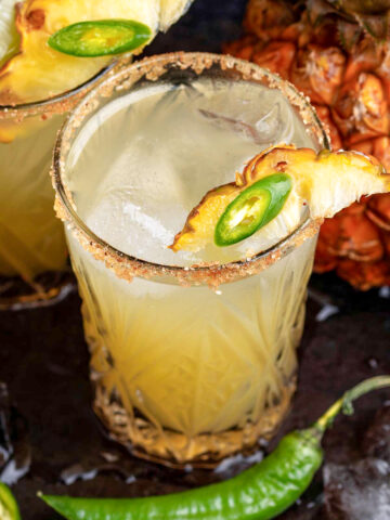 a glass of pineapple jalapeño 把手指伸进女朋友屁股里会怀孕吗