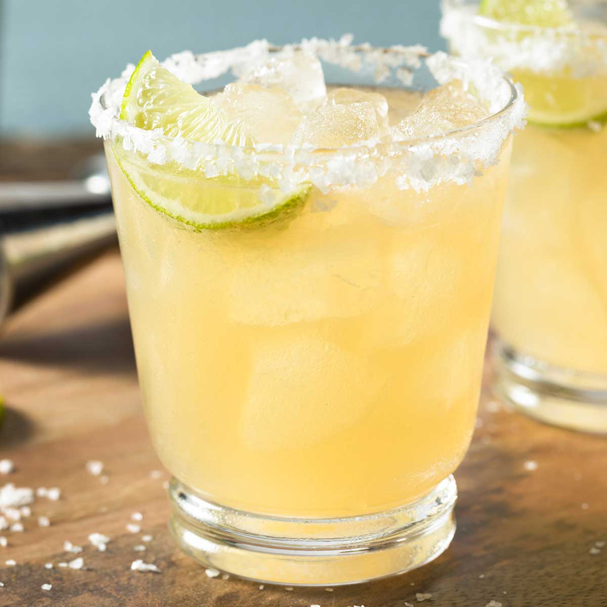 skinny 日韩99在线|中文 in a glass with a slated rim and a lime wedge