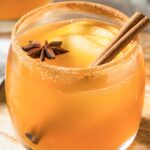 Apple Pie 周小云的幸福生活 in a glass rimmed with cinnamon sugar and garnished with a cinnamon stick