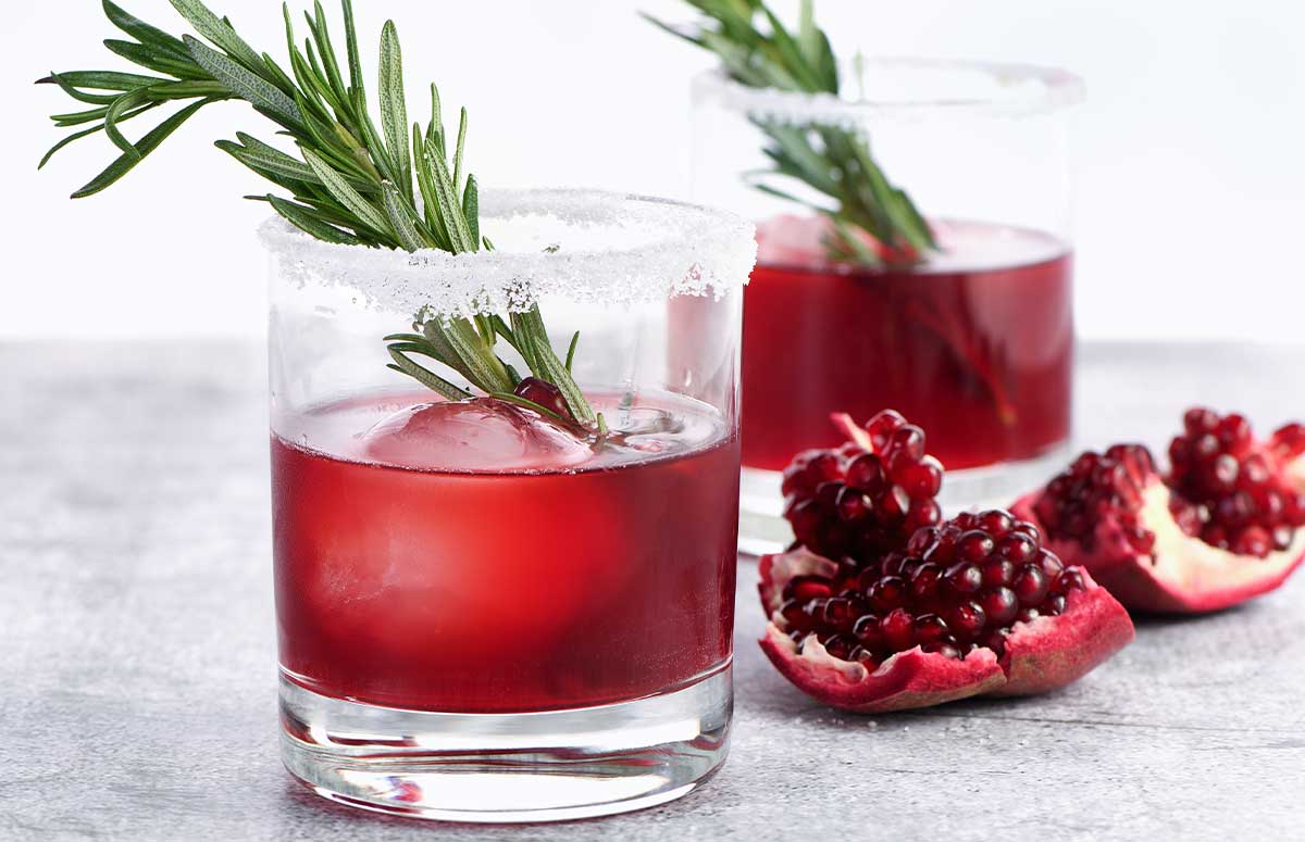 two small glasses of pomegranate 性火坑乳燕电影视频 with garnishes