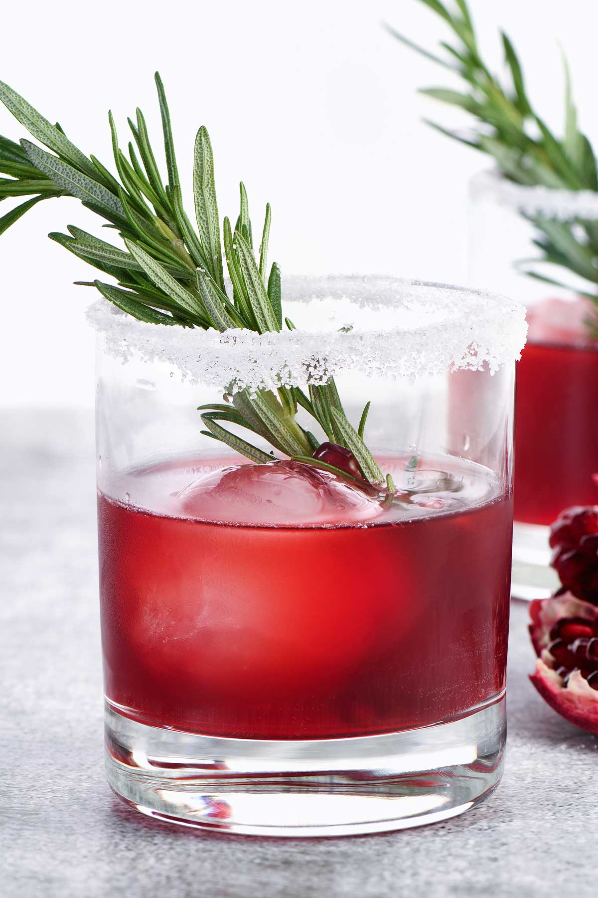 closeup of pomegranate 性火坑乳燕电影视频 in a glass with rosemary garnish