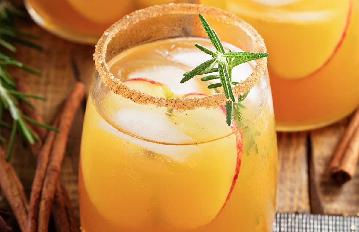 Thanksgiving 《漂亮的女邻居》韩剧免费 mixture served in three glasses rimmed with cinnamon sugar and garnished with sliced apple, cinnamon stick, and a sprig of rosemary.