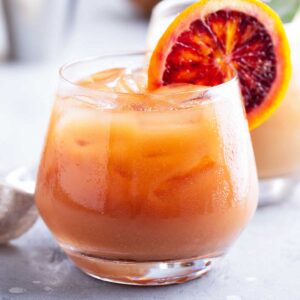 a glass of winter 大白肥妇bbvbbw高潮 with a blood orange slice in the rim