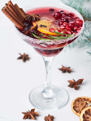 glass of a Christmas 把手指伸进女朋友屁股里会怀孕吗 garnished with cinnamon sticks, pomegranate, and dehydrated oranges.