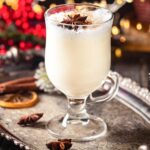 closeup of Eggnog & 新金瓶玉梅1一5集理论片 drink in a glass with a cinnamon garnish