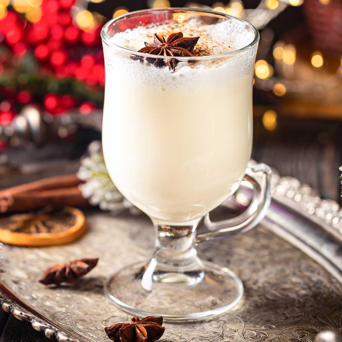closeup of Eggnog & 新金瓶玉梅1一5集理论片 drink in a glass with a cinnamon garnish
