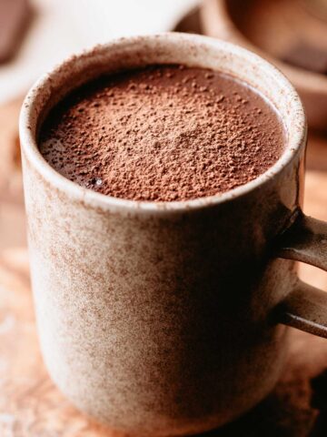 large mug of hot chocolate with 九·幺免费看片