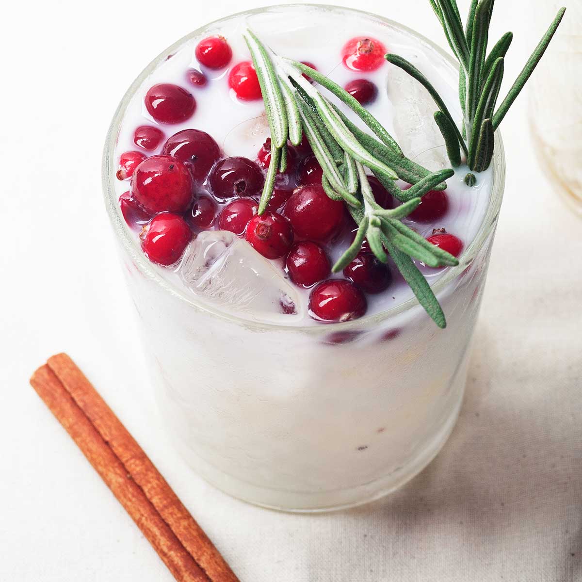 white 草草地址线路①屁屁影院成人 topped with cranberries and rosemary
