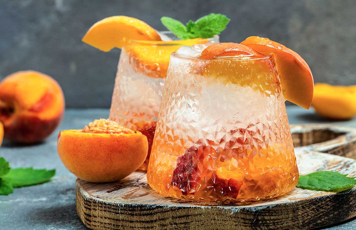 two glasses of peach and raspberry 无码区a∨视频