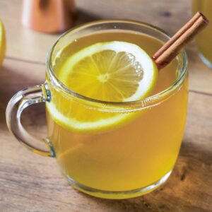 我的漂亮姐姐韩剧电视剧 hot toddy in a glass mug with lemon and cinnamon
