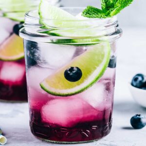 Small mason jar of blueberry 水原梨花 with a lime wedge on top