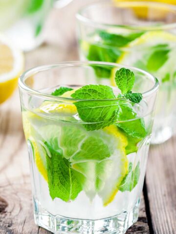 lemon lime 把手指伸进女朋友屁股里会怀孕吗 inside a glass with fresh mint and lemon wedge