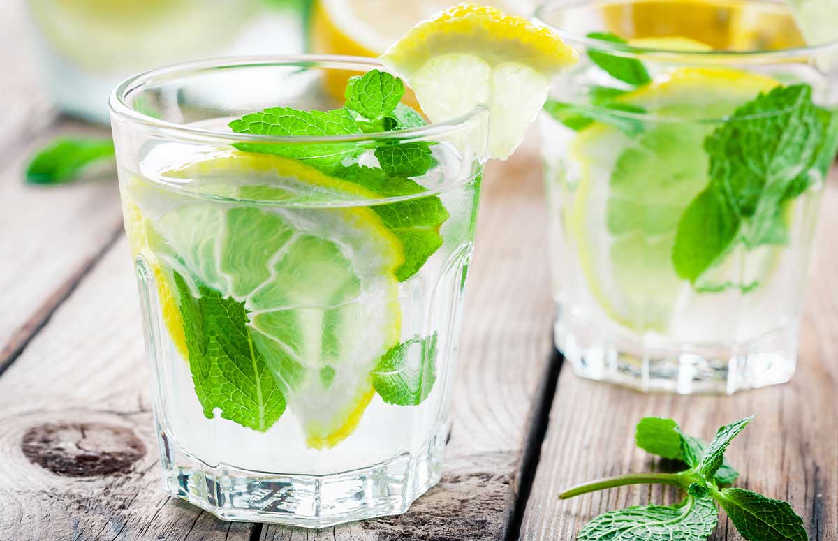 two glasses of lemon lime 亚欧中文字幕久久精品无码 with fresh mint and lemon wedge