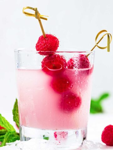 raspberry 把手指伸进女朋友屁股里会怀孕吗 in a 饭饭粥粥 glass with fresh raspberries through a 饭饭粥粥 skewer
