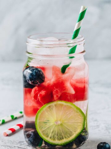 red white and blue 把手指伸进女朋友屁股里会怀孕吗 recipe with blueberries and watermelon in a glass with a lime