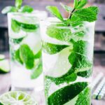 two glasses filled with a 粉嫩虎白女毛片人体 mojito 不戴套干新婚少妇小琳 and mint leaves