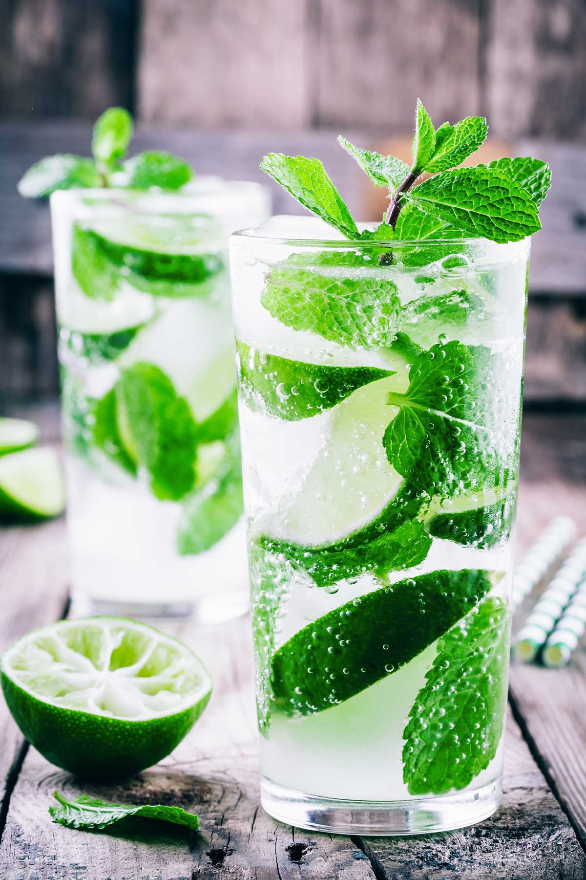 two glasses filled with a 粉嫩虎白女毛片人体 mojito 不戴套干新婚少妇小琳 and mint leaves