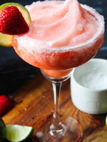 A frozen chinese性老太 chinese老太交 rimmed with salt and garnished with a chinese性老太 and lime