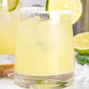 2 glasses of mezcal 大白肥妇bbvbbw高潮 with salt and lime on the rim.