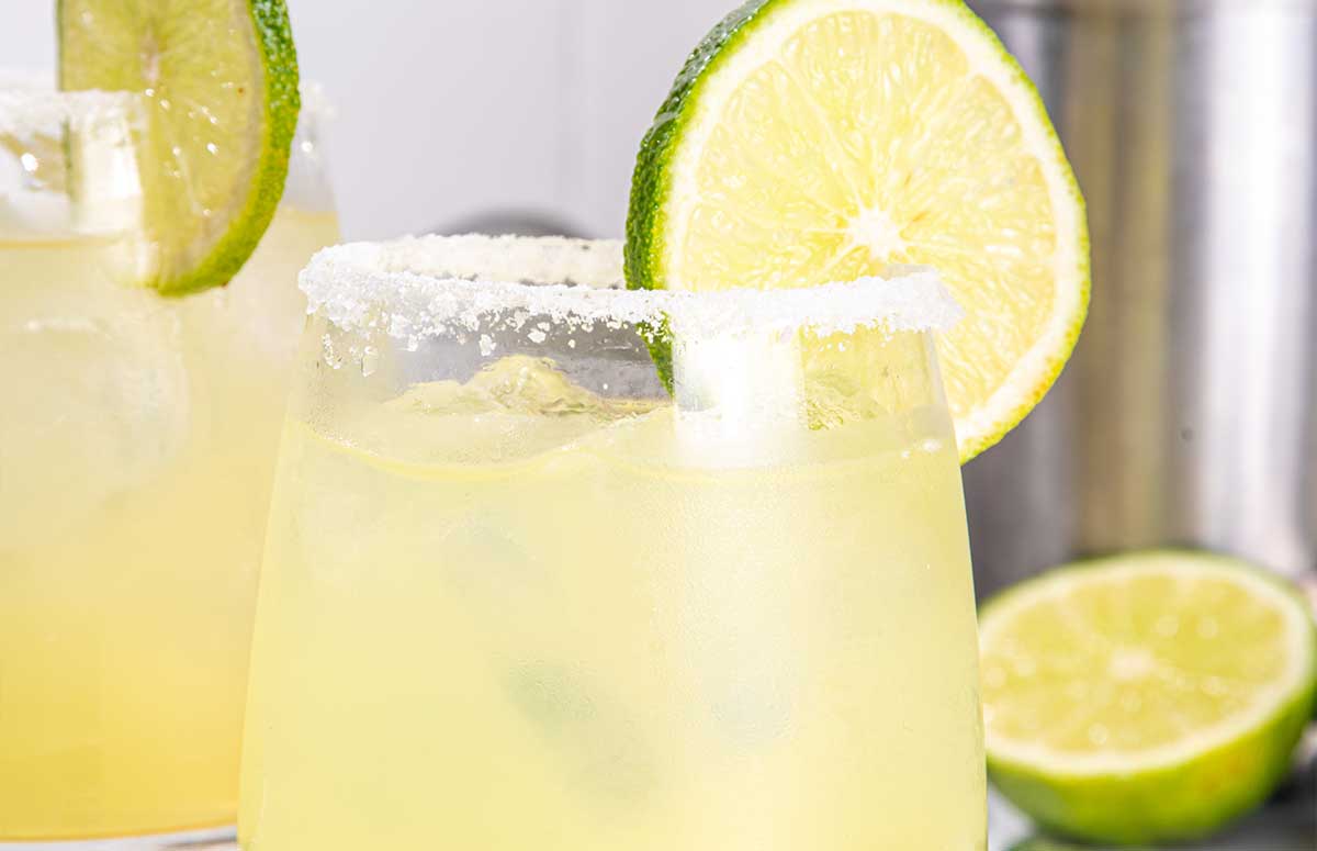 closeup of a mezcal 黄色网站成人免费 with a slice of lime 