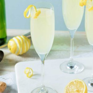 kanbi Champagne 古筝名曲欣赏100首 in a champagne glass with a lemon twist garnish