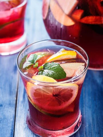 A glass of 九·幺免费看片 sangria with lemon and lime slices