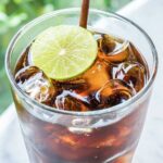 glass of pepsi and 秋霞在线视频 topped with a lime slice