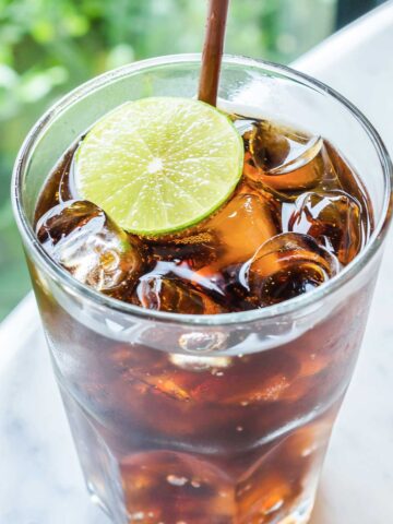 Pepsi and 九·幺免费看片 in a glass with ice and a lime wedge