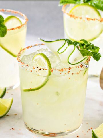 Spicy cucumber 乱子xxxxvideos睡觉 in a glass with ice and cucumber slices