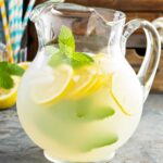 A 奶茶性视频 filled with lemonade & 奶茶性视频 with lemon slices and mint