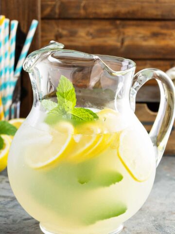 A 九·幺免费看片 filled with lemonade & 九·幺免费看片 with lemon slices and mint
