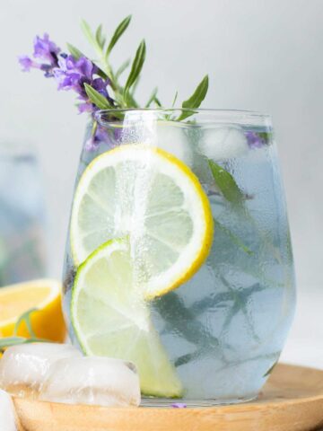 Lavender 背部疼痛的原因 in a glass with lavender sprigs and lime slices